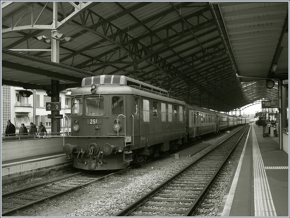 Am Schluss des  Dampfzuges  welch wundervolle Überraschung, war hinter passenden Wagen, unter anderem des Vereins  Extrazug ch , die BLS Ae 4/4 251 gereiht. Bei aller Faszination der Dampflok, mir gefiel die BLS Ae 4/4 251 noch fast besser, besonders, da diese historische BLS Lok kaum in Lausanne zu sehen ist.
10. Dez. 2016