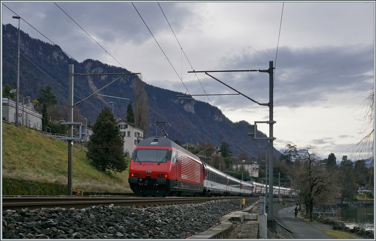 Am Schluss eines Doppelstockzuges mit Modull schiebt noch eine SBB Re 460 nach. Wochbei diese Leistung wohl umlaufbedingt ist, da die Rhonetalbhan bis Brig keine grösseren Steigungne aufweisst.

Bei Villeneuve, den 23. Dez. 2020