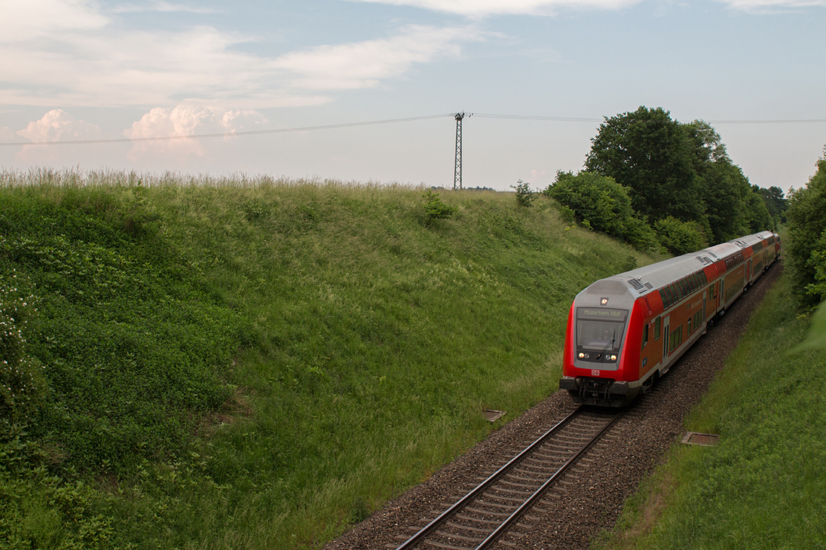 Am schwülen Abend des 06.06.15 wurde ein Doppelstockzug von Mühldorf nach München in Wimpasing (Nähe Ottenhofen) fotografiert. Es schob 218 454-7. 
Das angekündigte Gewitter blieb größtenteils aus, nur im Hintergrund erhoben sich ein paar Wolkentürme...