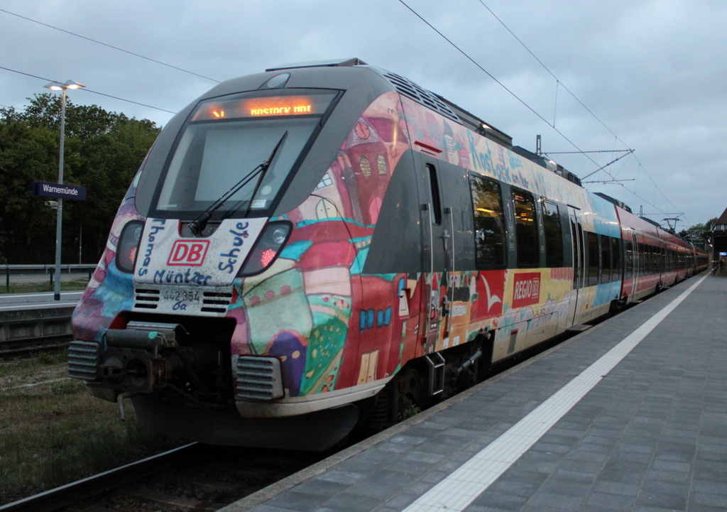 Am sehr frühen Morgen des 18.05.2023 stand der Werbehamster 442 354 um 05.07 Uhr als S1 von Warnemünde nach Rostock Hbf im Bahnhof Warnemünde.