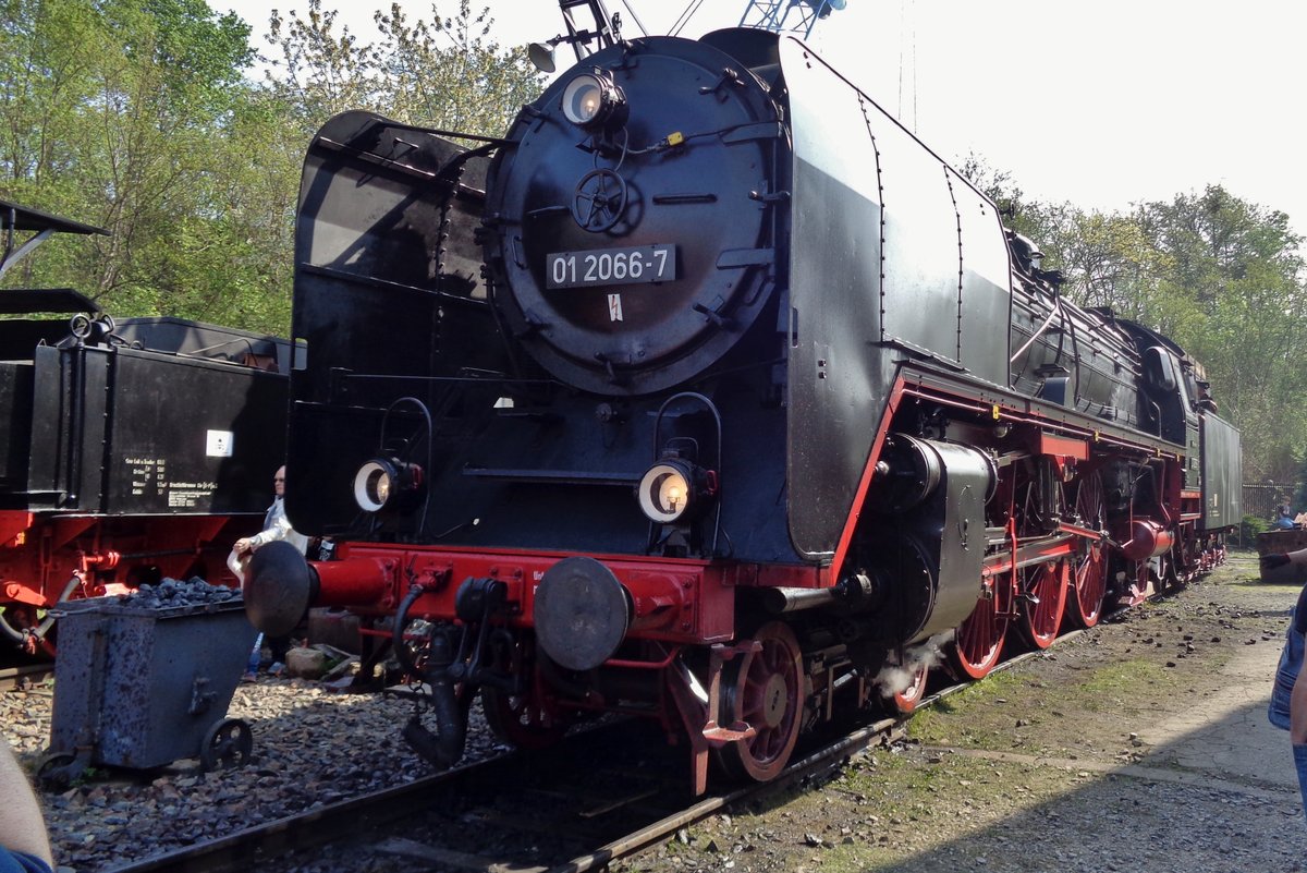 Am sonnigen 9 April 2017 steht 01 2066 ins Bw Dresden-Altstadt.