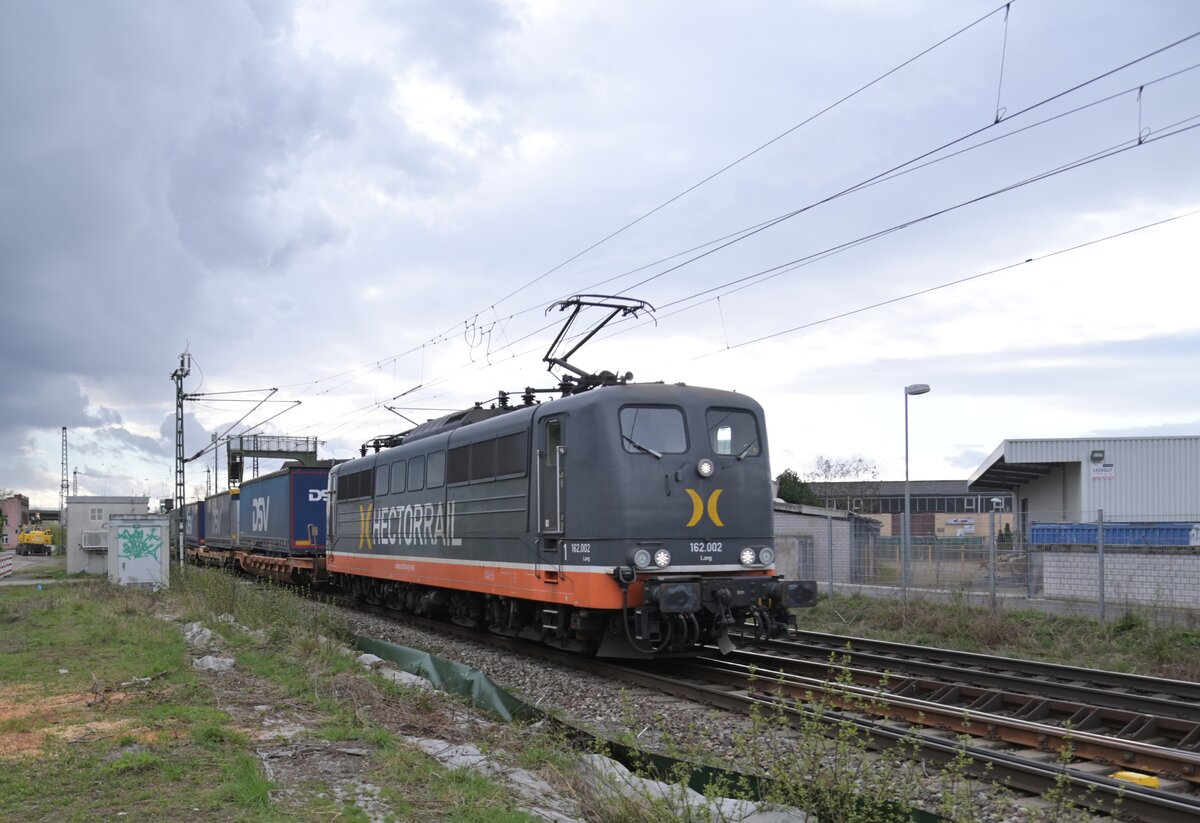 Am Sonntagnachmittag den 24.3.24 kommt die Hectorrail 162 002 alias 151 070 mit einem KLV durch Heddesheim/ Hirschberg gen Weinheim Bergstraße gefahren.