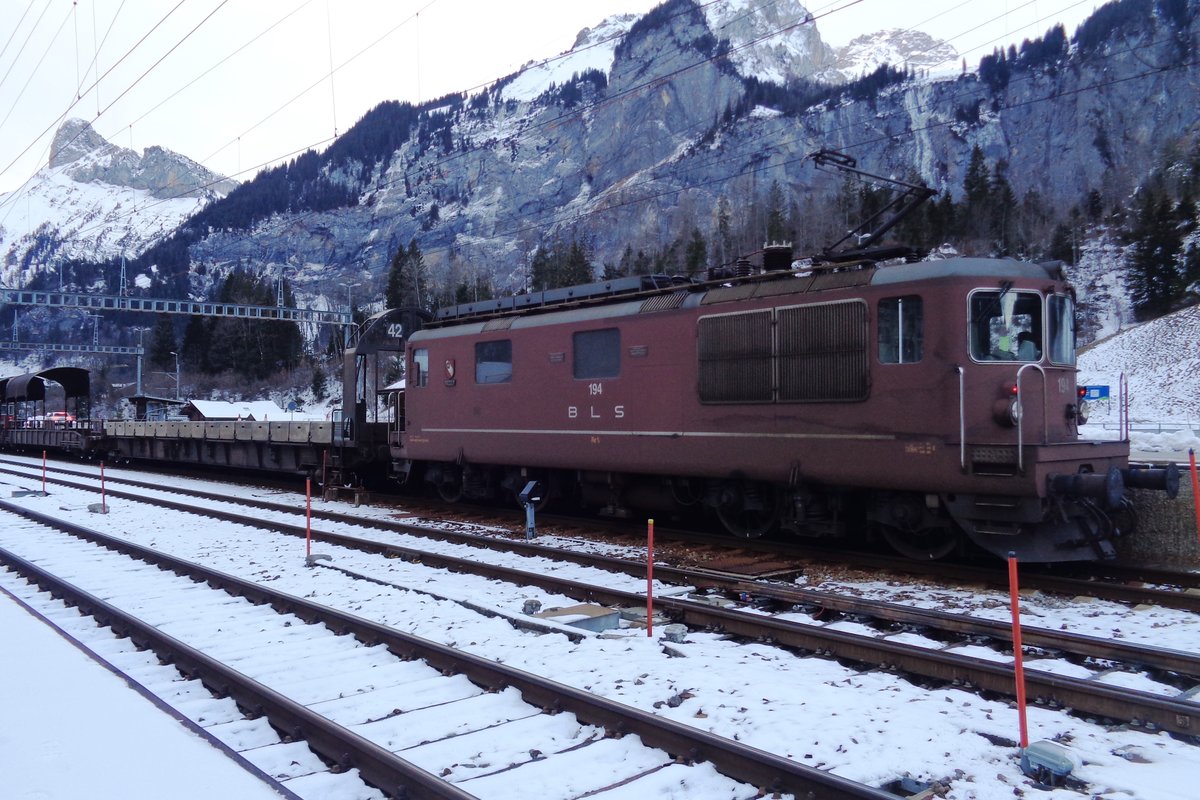 Am Sylvester 2018 steht BLS 194 mit der Autoverladezug in Kandersteg.