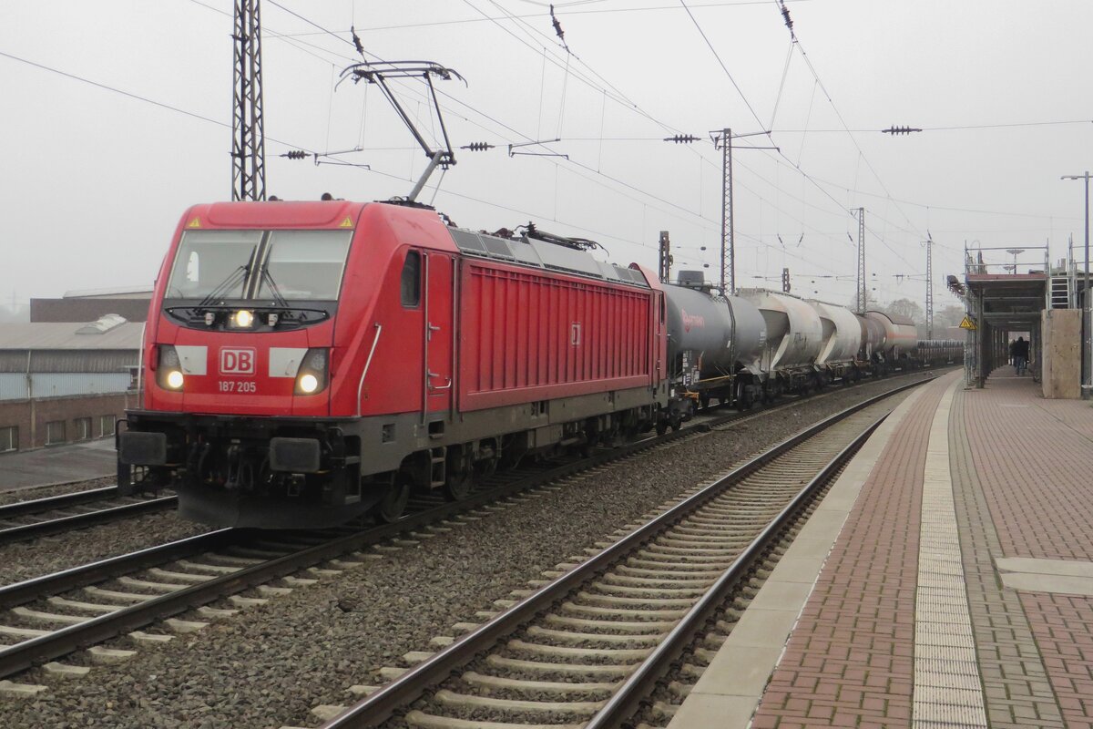 Am trüben 26 Jänner 2022 durchfahrt ein Ischguterzug mit 187 205 an der Spitze Witten Hbf.