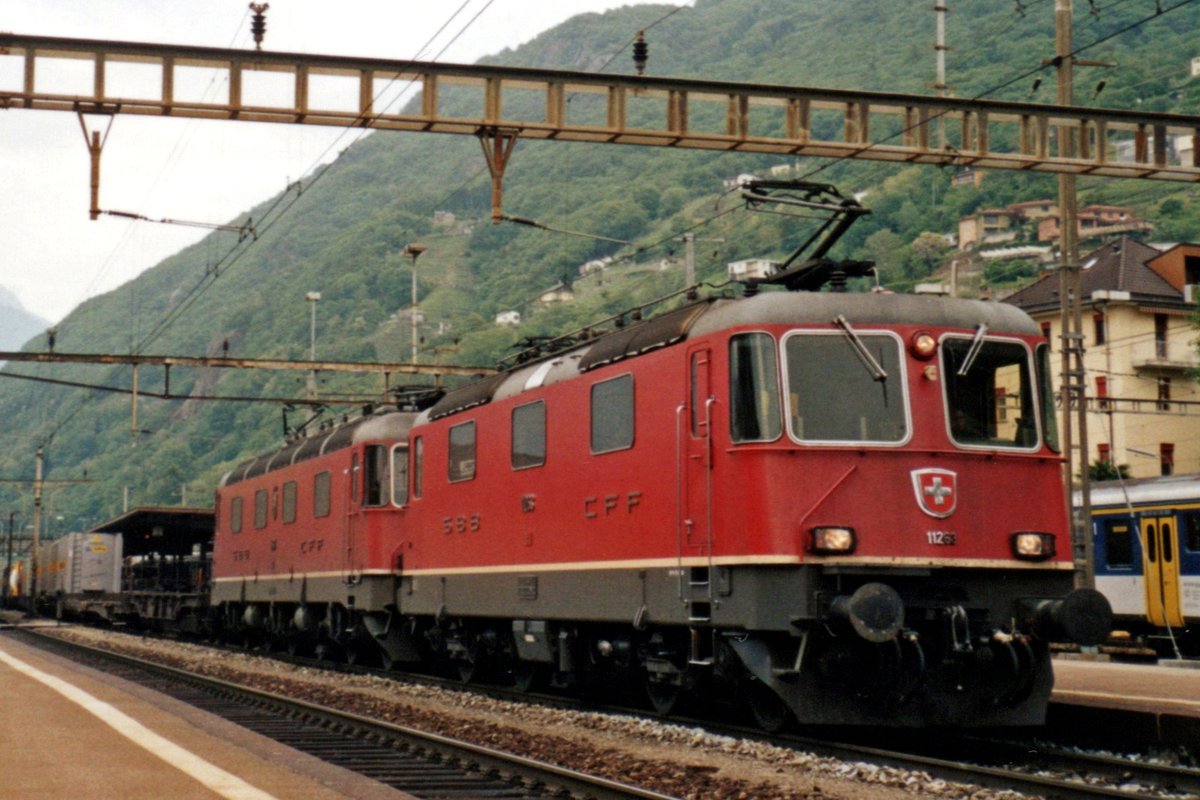 Am trüben 26 Mai 2007 dönnert 11263 durch Bellinzona.