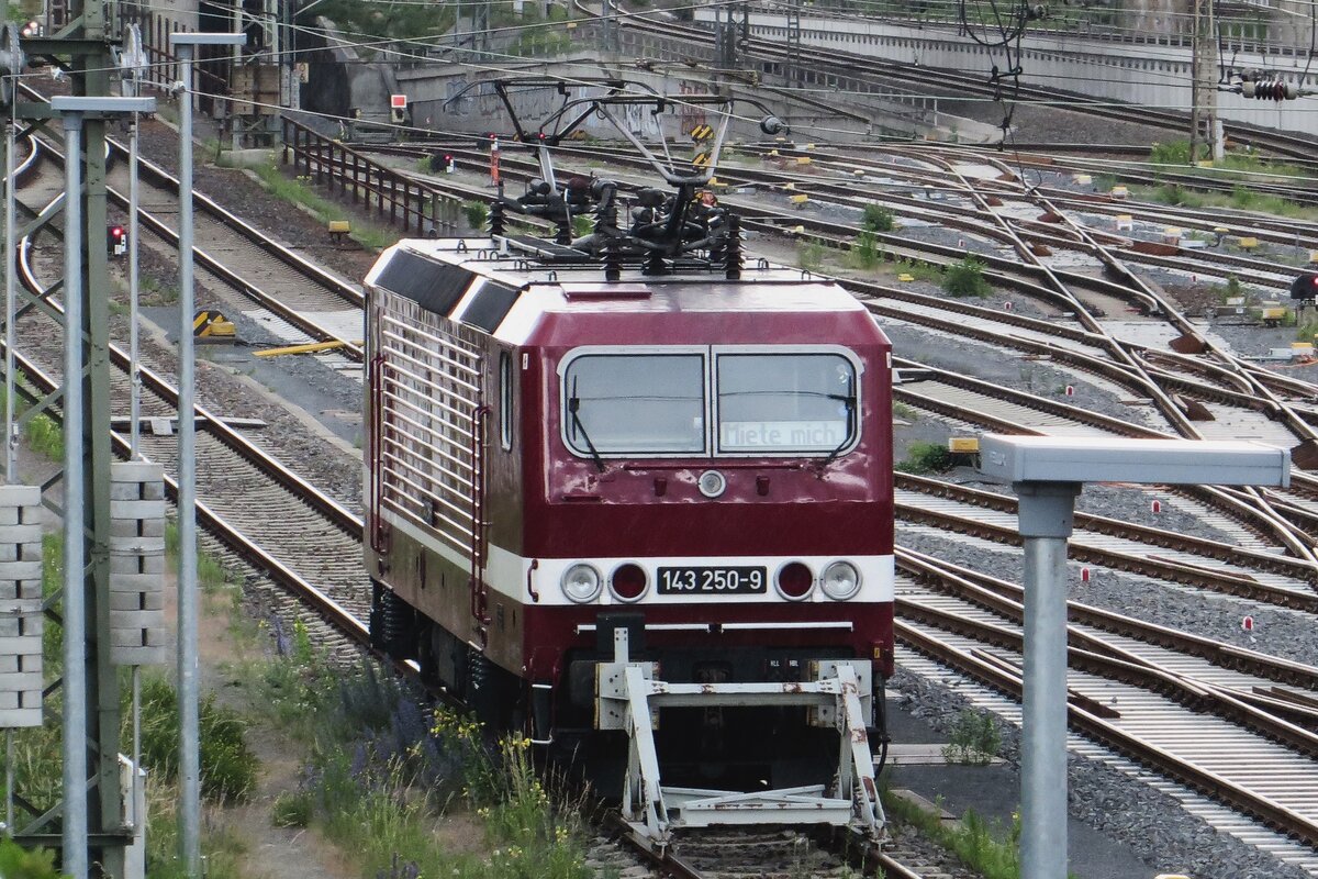 Am trüben 9 Juni 2022 steht 143 250 abgestellt in Dresden Hbf. Wegen der traditionell gewordene zu grosse Verspätung in DB Fernverkehr könnte nür dieses Notbild gemacht werden -trotz planmässiger Umsteigzeit von etwa 28 Minuten...  