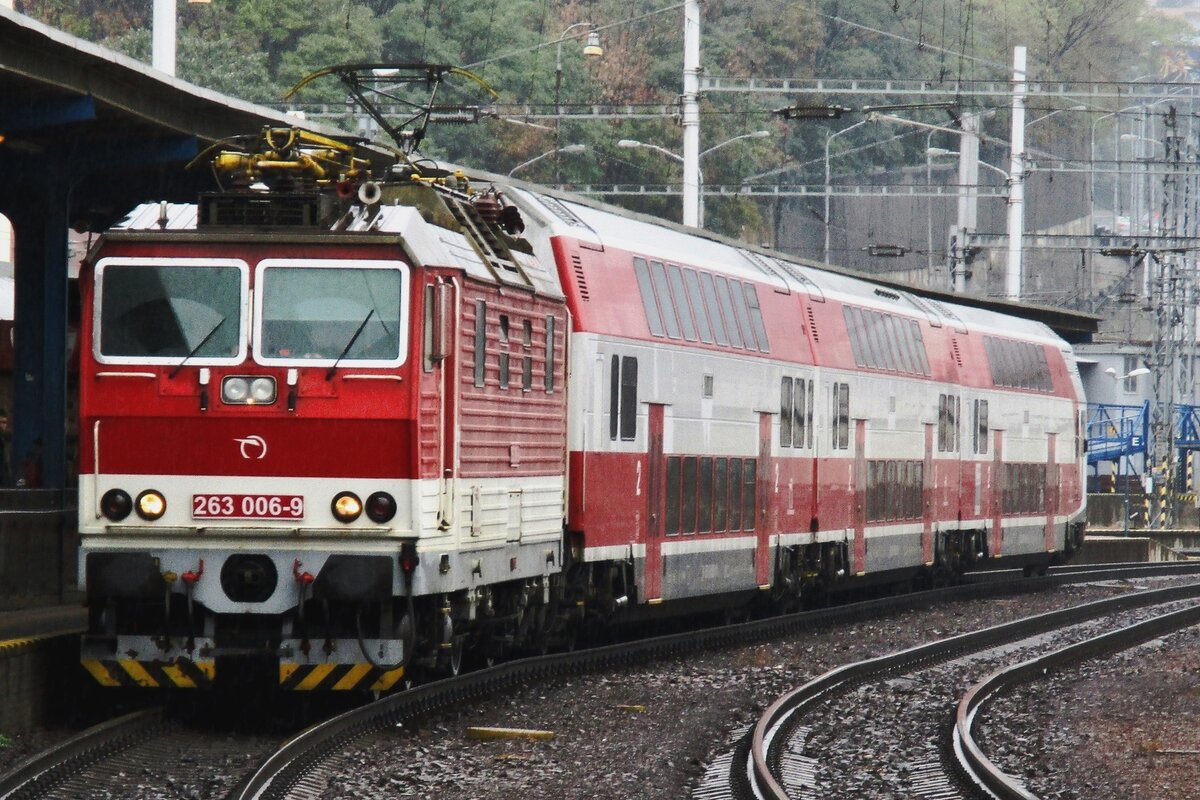 Am verregneten 19 September 2017 steht 263 006 in Bratislava hl.st. und schtzt die Reisende vom Regen.