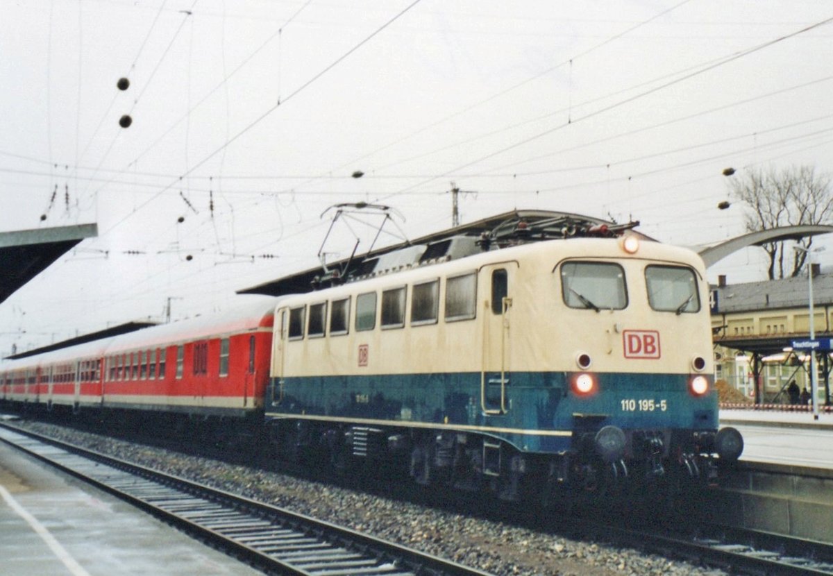 Am verregneten 23 Dezember 2003 steht 110 195 in Treuchtlingen.