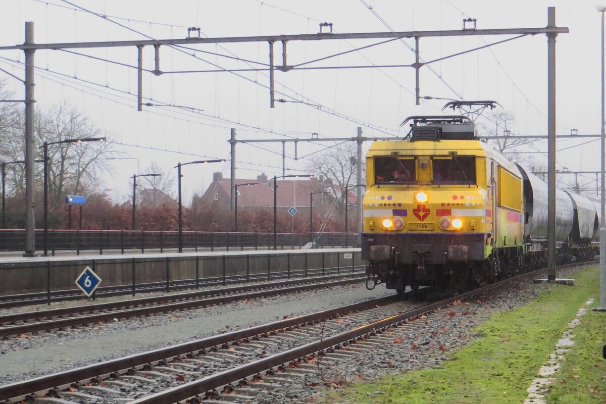 Am verregneten 29 Dezember 2021 treft Strukton 1756 mit ein Getreidezug in Oss ein. Das Bild wurde von hinter das Heck gemacht.