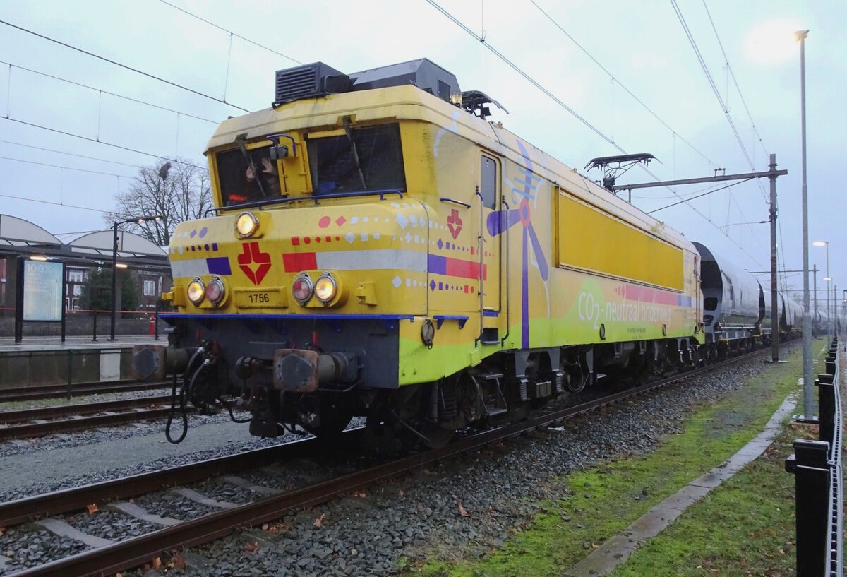 Am verregneten 29 Dezember 2021 treft Strukton 1756 mit ein Getreidezug in Oss ein. Das Bild wurde von hinter das Heck gemacht.