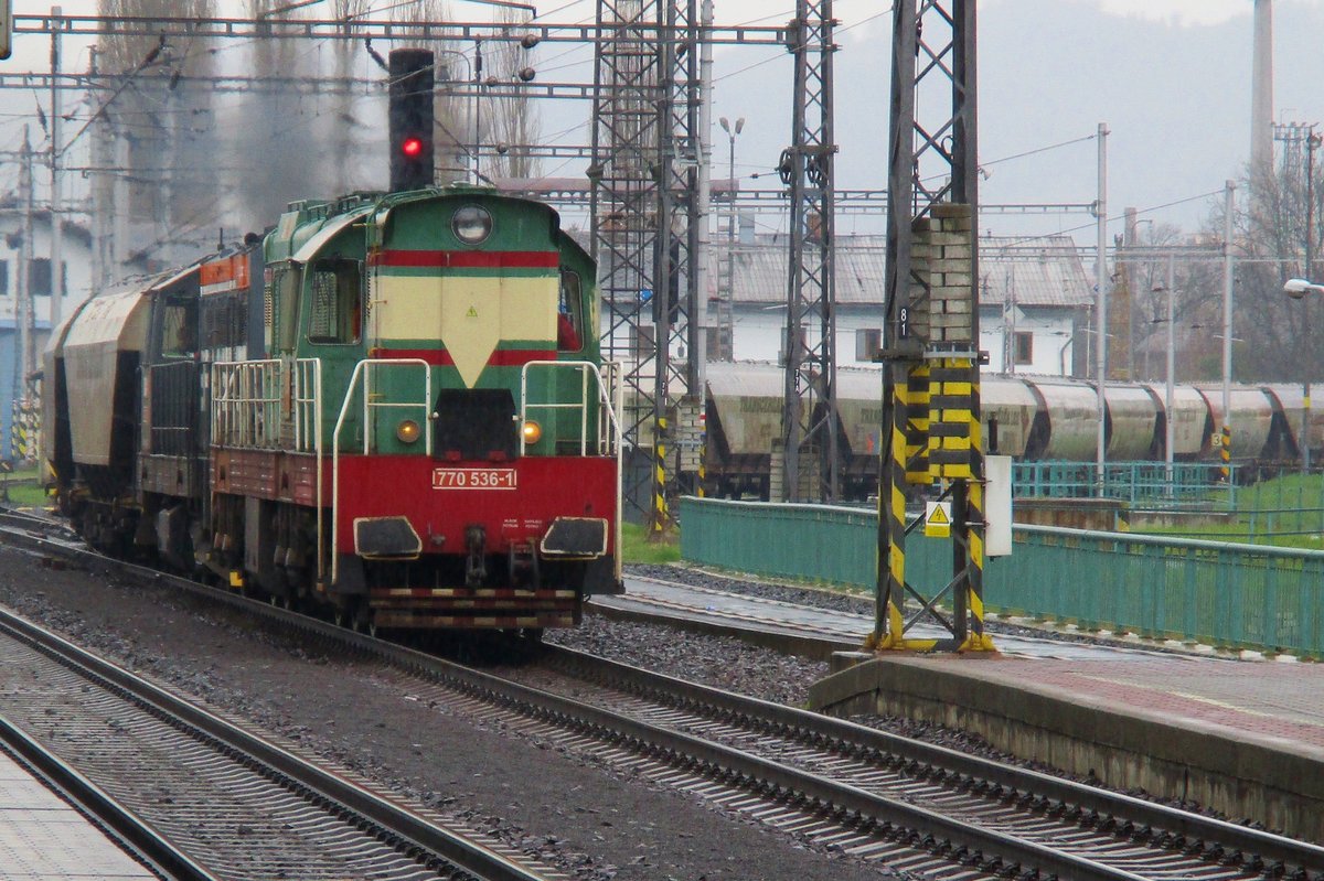 Am verregneten 7 April 2017 durchfahrt 770 561 Decin hl.n.