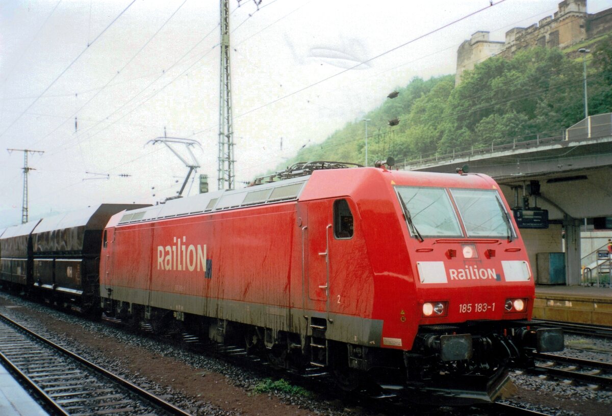 Am verregneten Mittag von 1 Februari 2001 steht 185 183 in KOblenz Hbf.