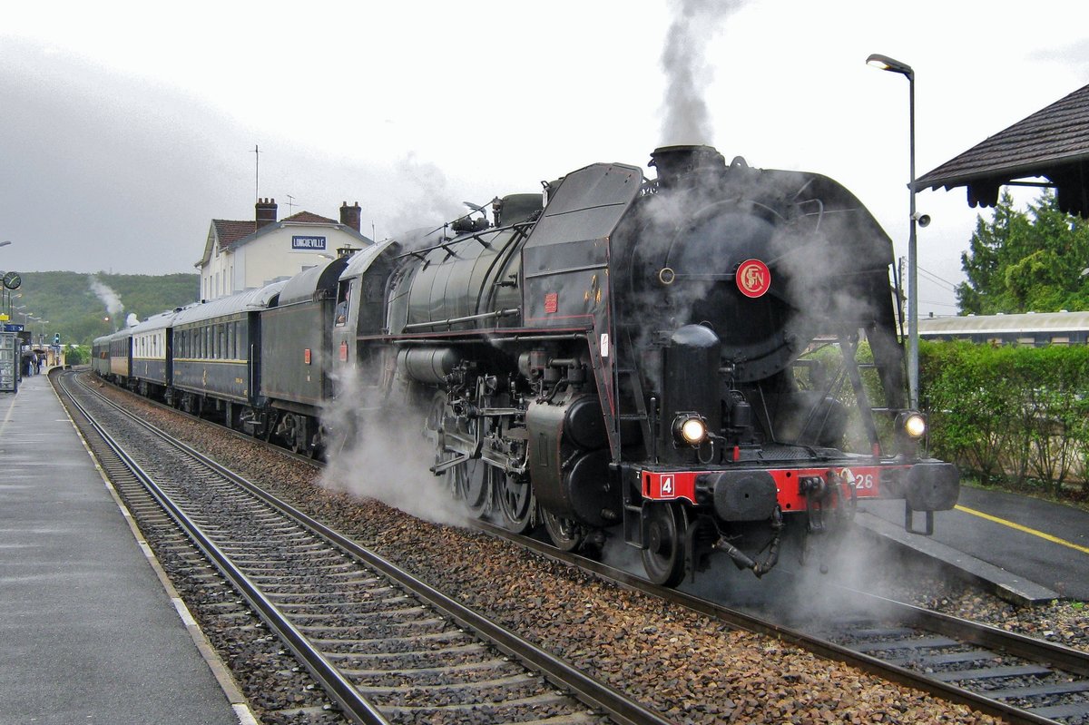 Am verregneter Abend von 18 September 2011 steht 141R-1126 mit ein Sonderzug nach Paris-Est in Longuevile.