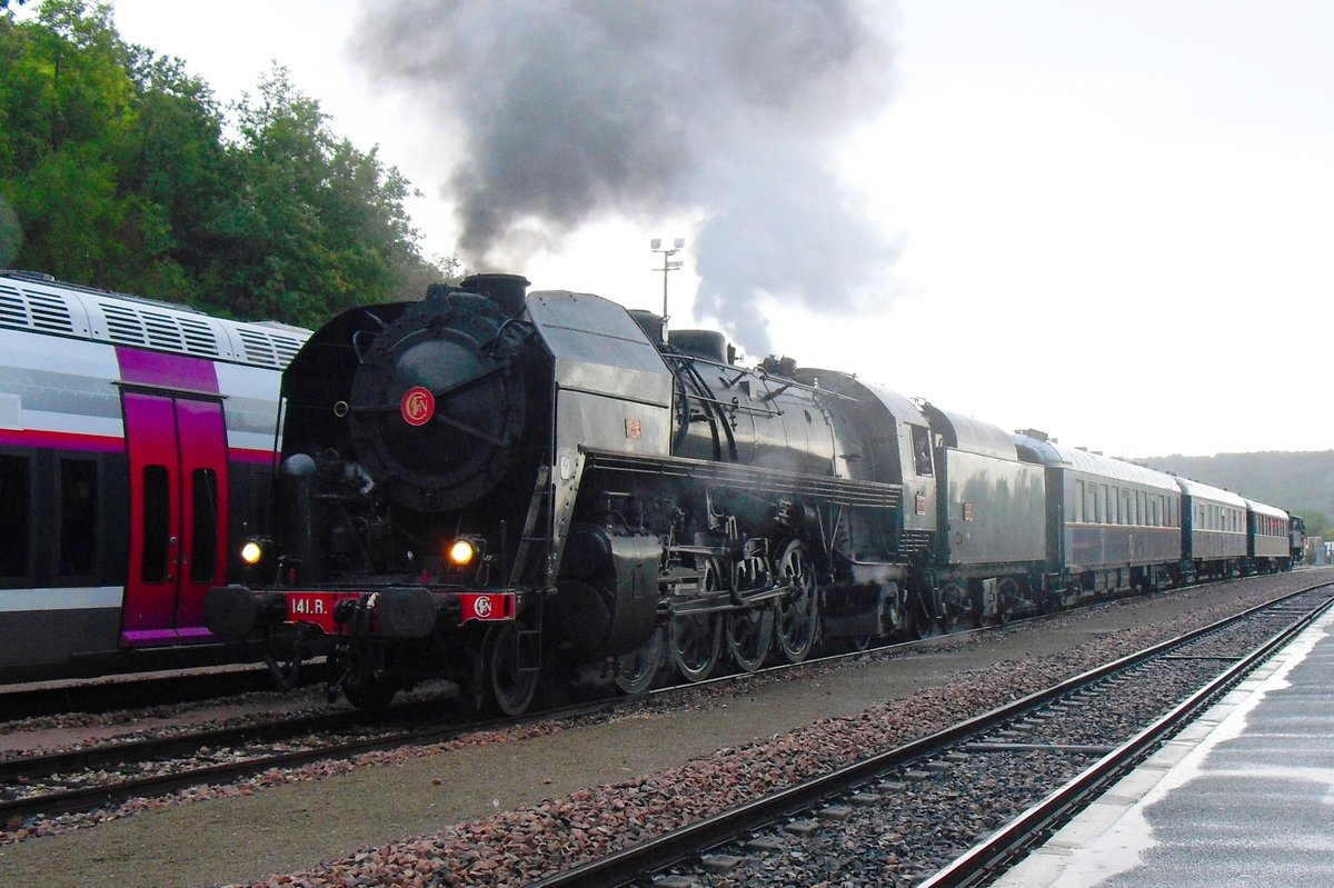 Am verregneter Abend von 18 September 2011 steht 141R-1126 mit ein Sonderzug nach Paris-Est in Longuevile.