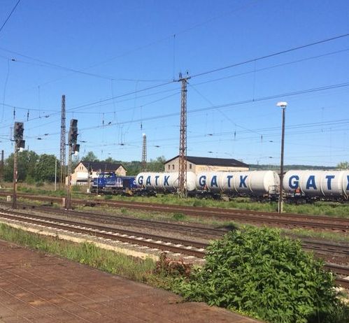 Am Vormittag des 16.05.2014 brachte die InfraLeuna 210 leere GATX Kesselwagen aus Großkorbetha zur Abstellung nach Karsdorf. Wolfgang Krolop fotografierte in Naumburg Hbf.
