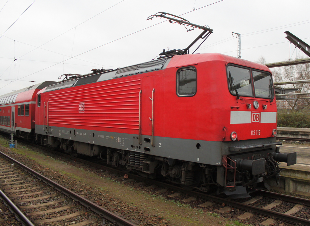 Am Vormittag des 26.11.2017 stand 112 112-8(Bh Cottbus)mit RE 92589 von Rostock Hbf nach Oranienburg im Rostocker Hbf
