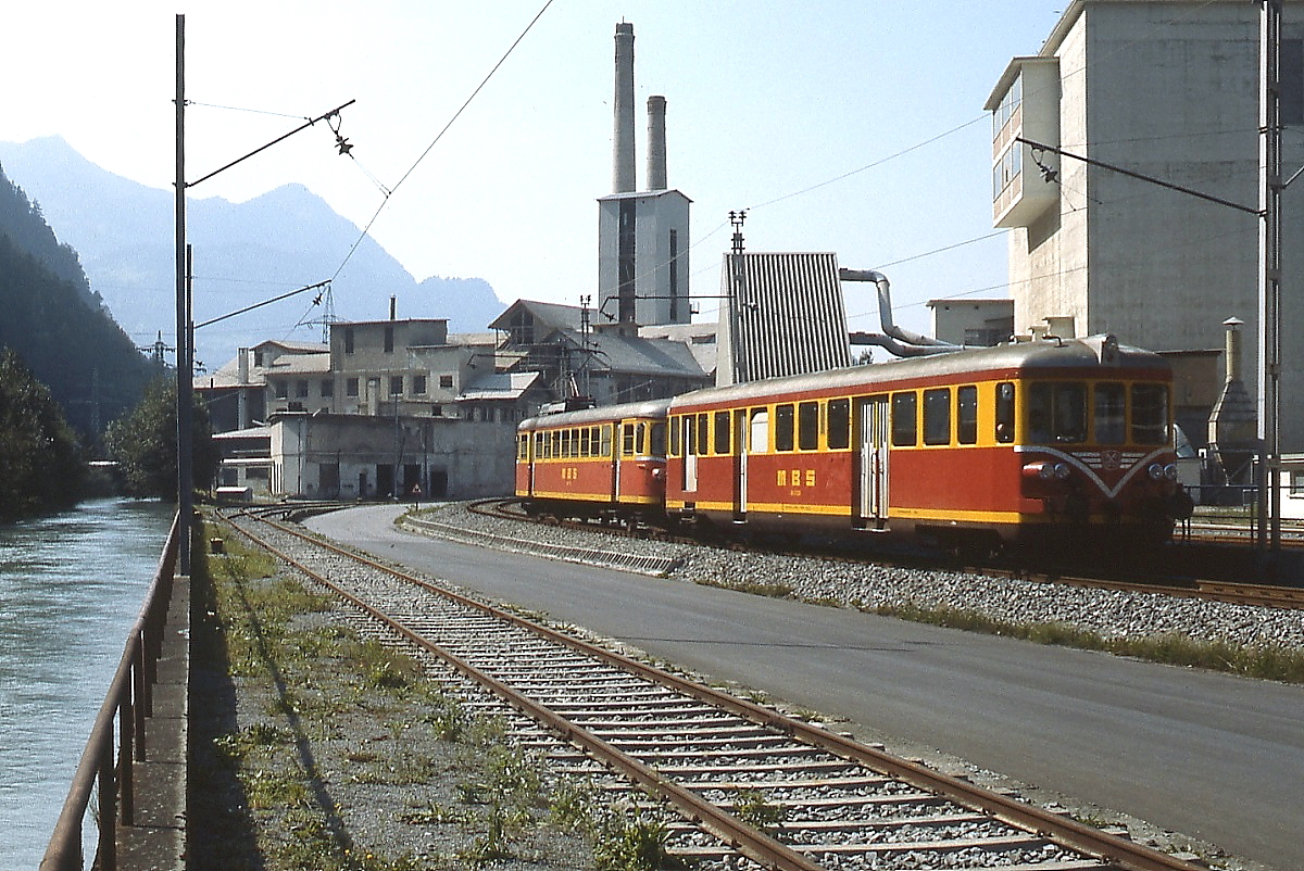 Am Zementwerk Lorns vorbei fahren ES 10.203 oder 204 (ex MThB ABDm 2/4) und ET 10.103 oder 104 der Montafonerbahn in Richtung Schruns (August 1982)