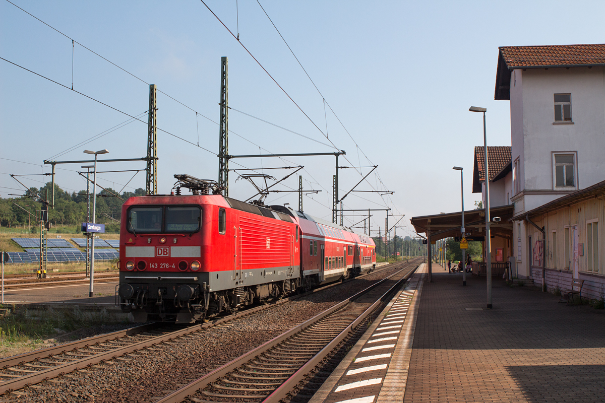 Am Zugzielanzeiger der 143 276-4 stand:  DB Regio Südost Werkstatt Halle (S) ., als sie mit ihrem zweiteiligen Doppelstockzug den Bahnhof von Gerstungen am 21.08.15 in Richtung Frankfurt (Main) durchfuhr.
 