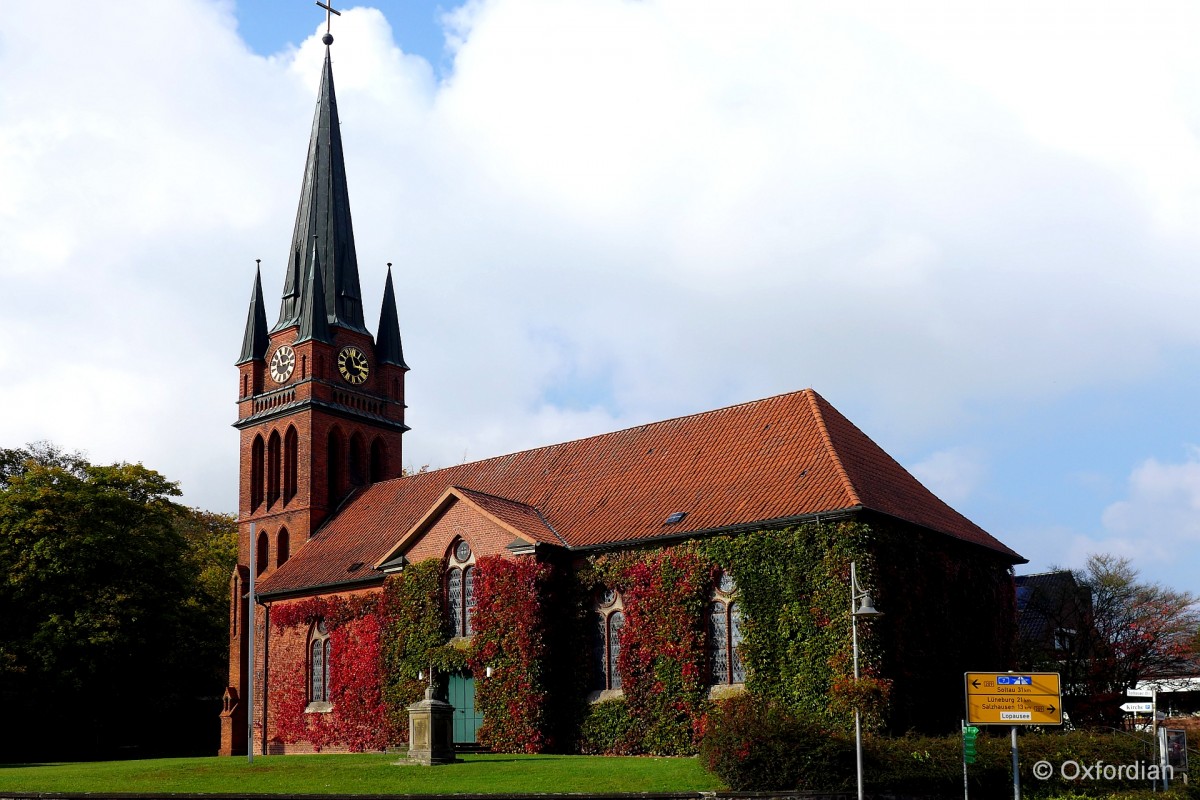 Amelinghausen - mit Herbstlaub umhüllte Hippolit-Kirche.