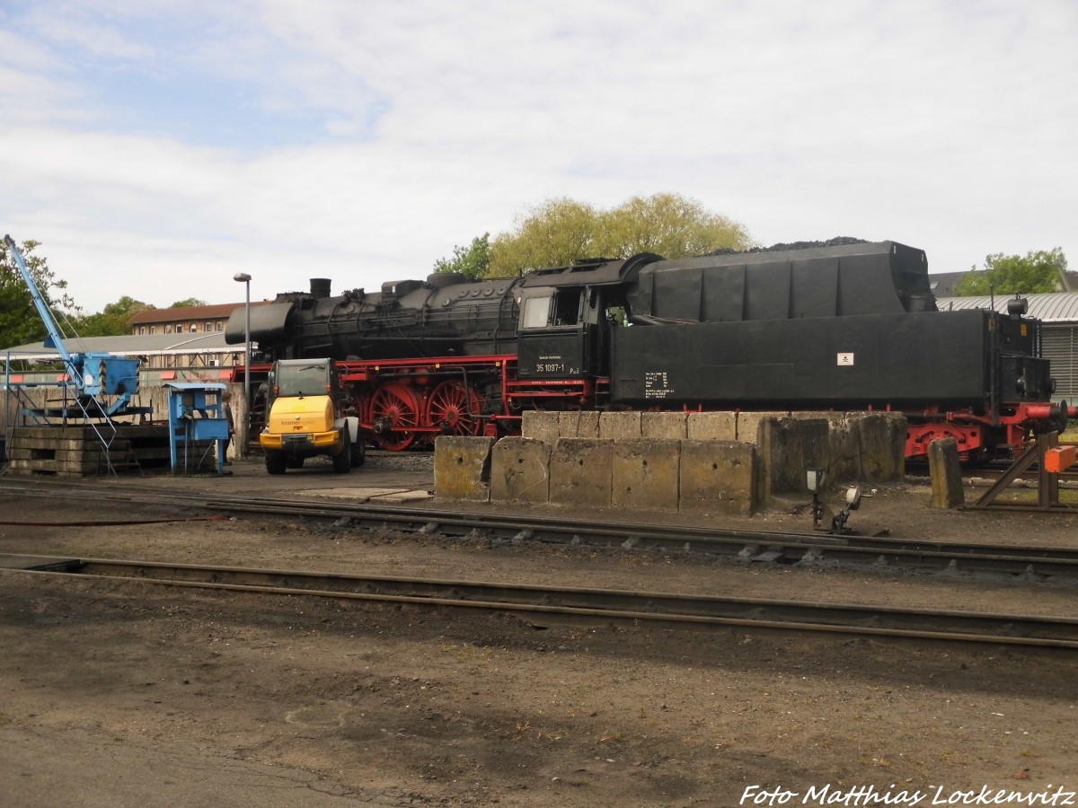 An der 35 1097 wird gearbeitet im Bahnhof Putbus am 31.5.15