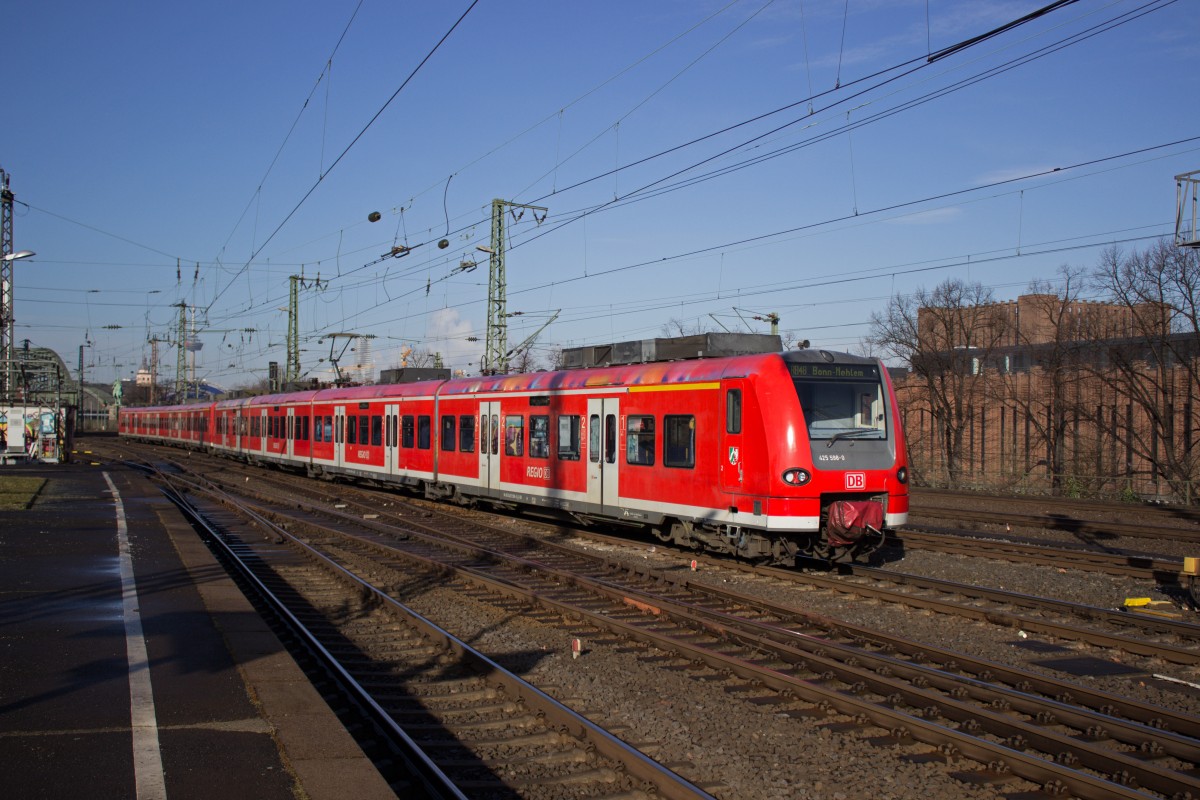 An 425 098 ist wohl kürzlich ein großflächiges Graffito entfernt worden, worauf die Farbreste an der Dachkante hinweisen. Am 25.02. war er zusammen mit 425 038 in Köln-Deutz unterwegs.