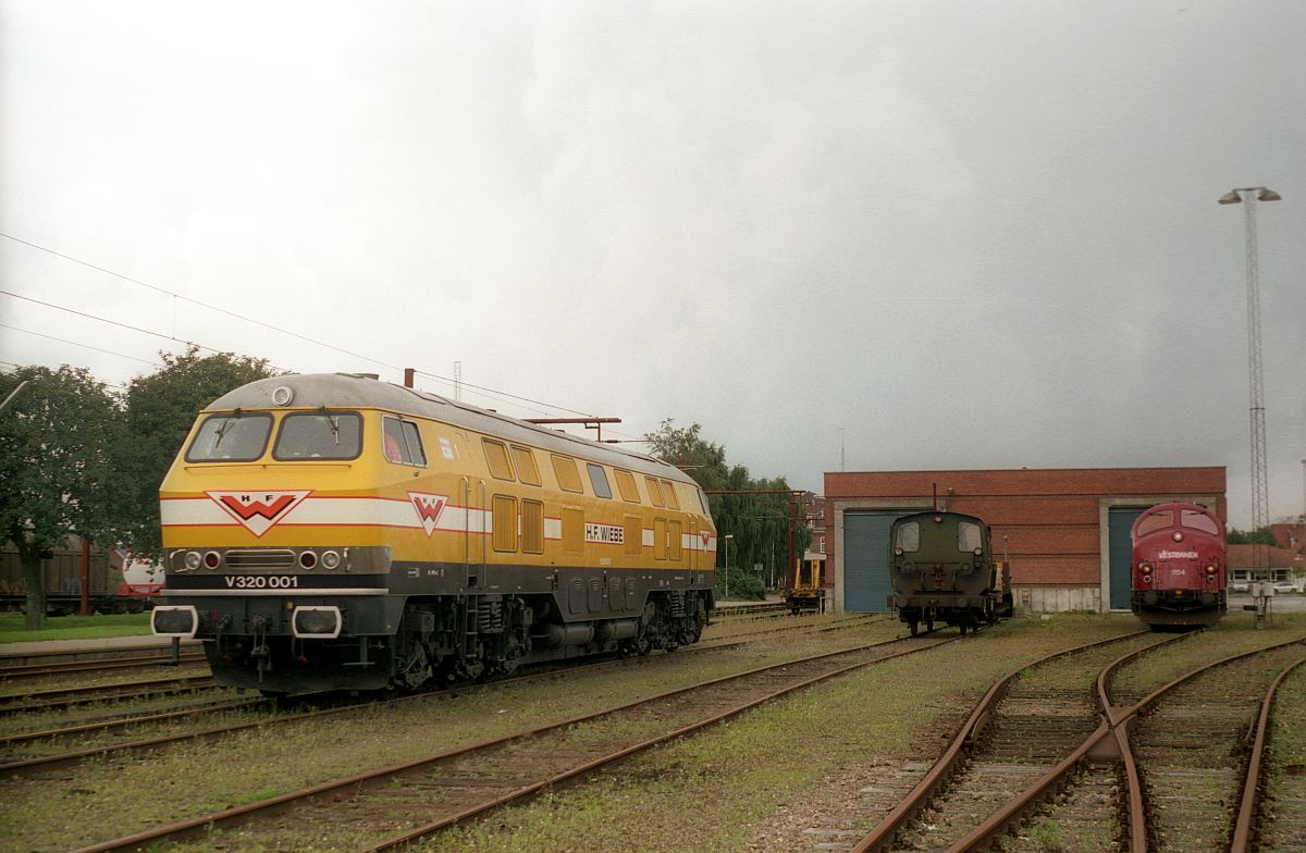 An dem berhmt-berchtigten 11. September 2001 weilte die HFW V 320 001 zu Bauarbeiten in Pattburg/Padborg, hier vor der Gterhalle zusammen mit einer Kf auf einem Transportwagen und der VESTBANEN MY 1154