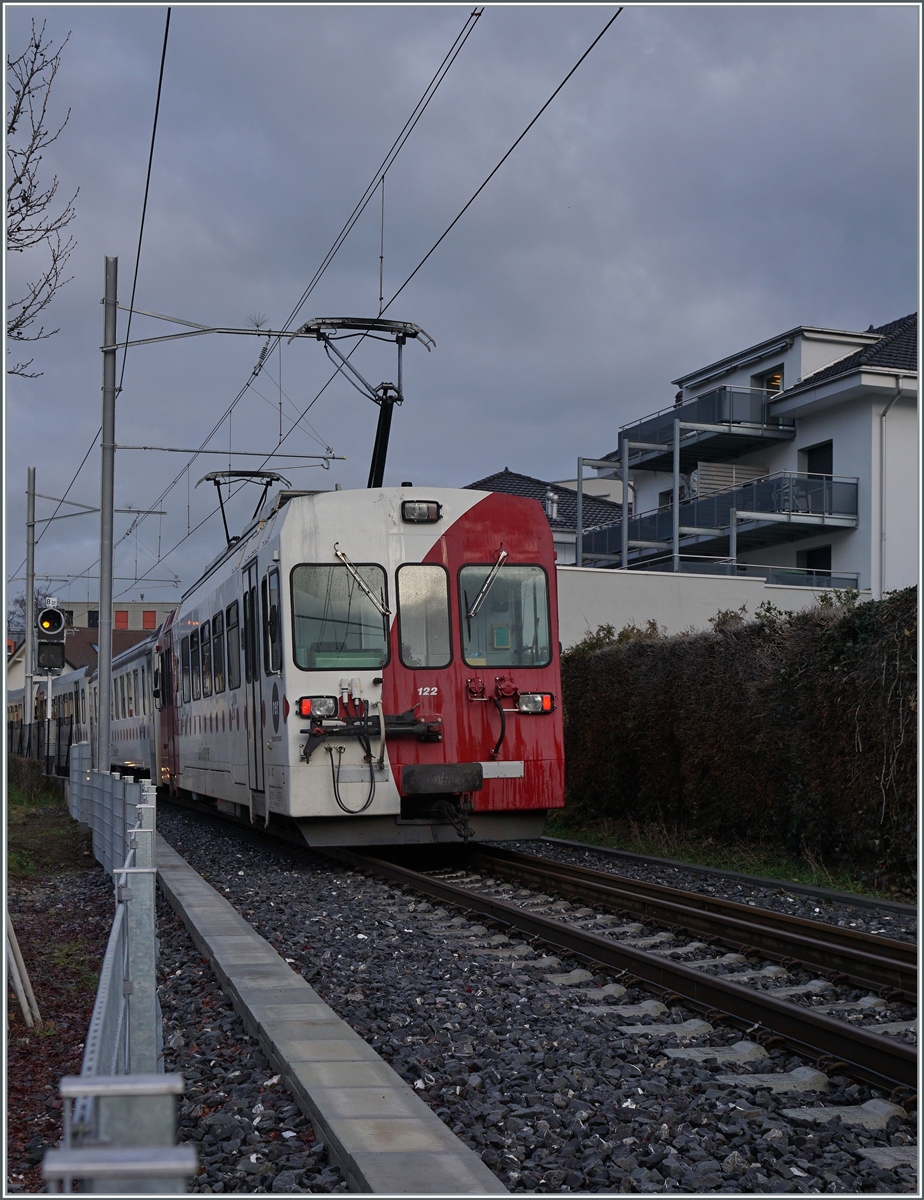 An derselben Stelle ein weiterer Schmalspurzug auf dem Weg nach Bulle.

22. Dez. 2022