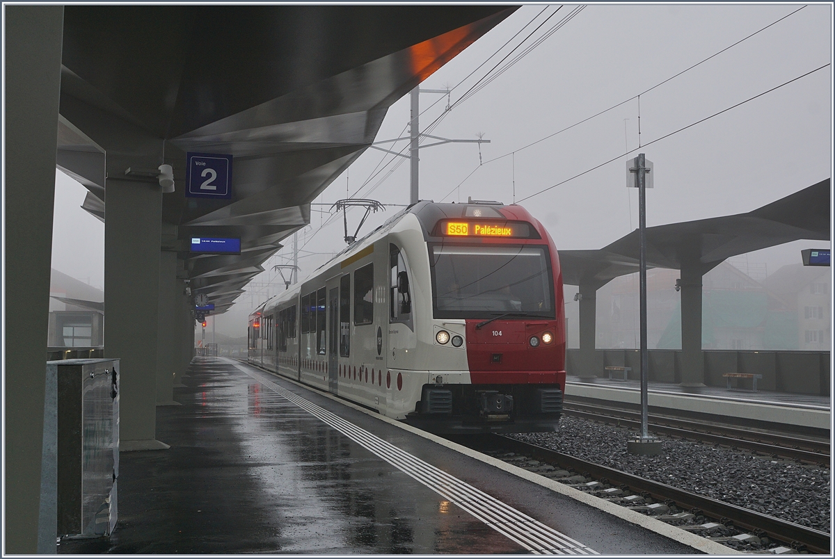 An diesem garstigen Frühwintertag verkehren zum ersten Mal seit dem 3. März wieder Züge von Palézieux nach Châtel St-Denis (neuer Durchgangsbahnhof und Grund des Baubedingen Streckenunterbruches) und weiter nach Montbovon. 
Im Bild der TPF SURF ABe 2/4 104 - B - Be 2/4 104  Dzodezet Express  als S50 von Palézieux nach Montbovon beim Halt in Châtel St-Denis.

1. Dezember 2019