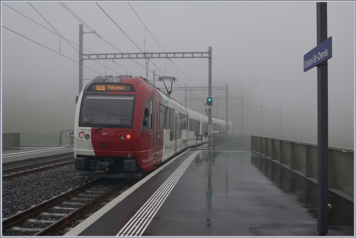 An diesem garstigen Frühwintertag verkehren zum ersten Mal seit dem 3. März wieder Züge von Châtel St-Denis (neuer Durchgangsbahnhof) nach Palézieux. Im Bild der TPF SURF ABe 2/4 104 - B - Be 2/4 104  Dzodezet Express  der als S50 14823 von Montbovon nach Palézieux den neuen Durchgangsbahnhof von Châtel St-Denis verlässt.

1. Dezember 2019