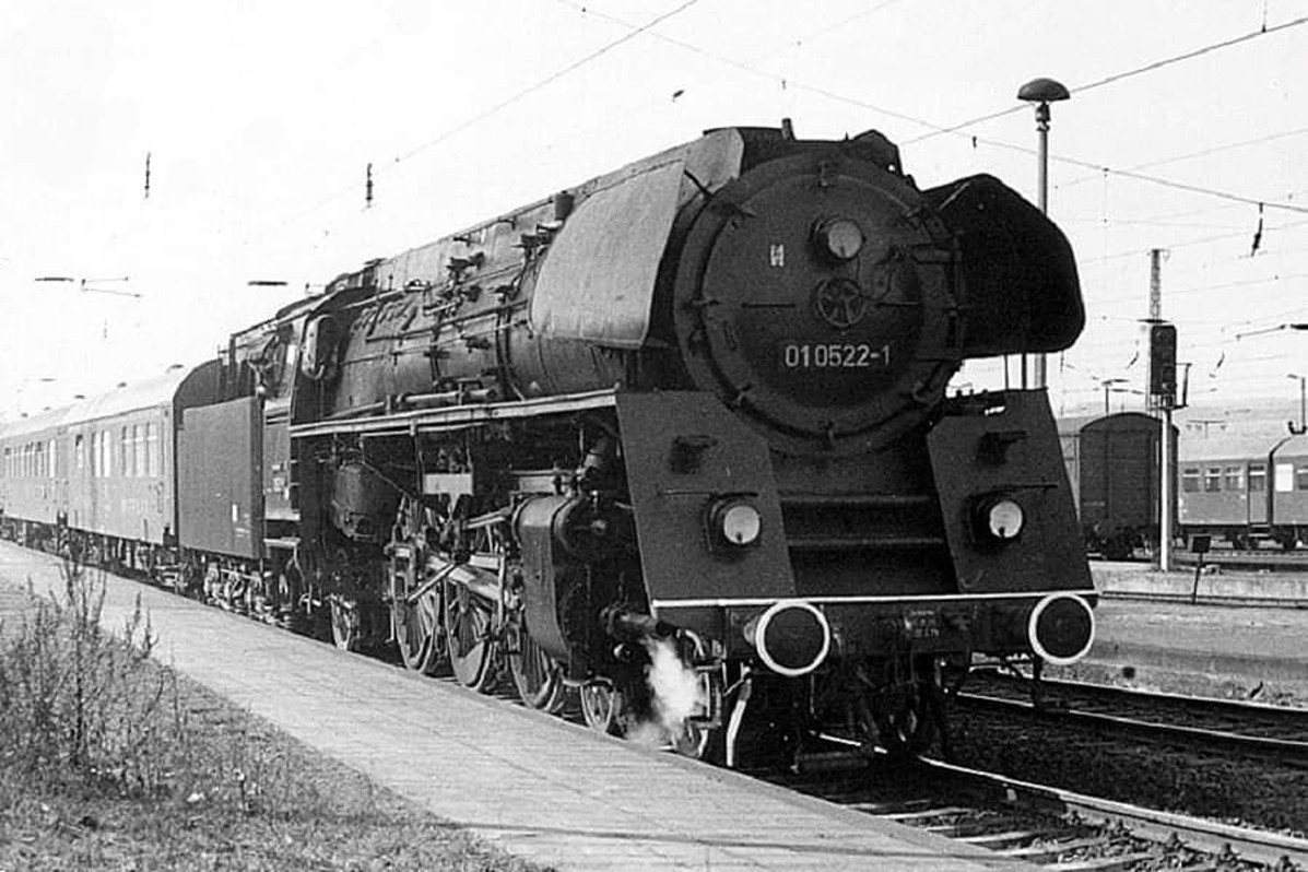 An einem März Tag im Jahr 1978 stand die DR 01 0522-1 mit dem D 504 von Saalfeld (S) nach Berlin-Lichtenberg am Bahnsteig 1 in Naumburg (S) Hbf. (Foto: Gerd Bambista)