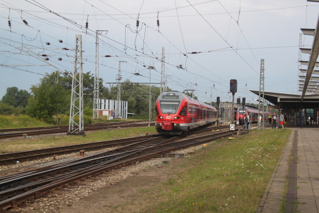 an einigen Fotografen fuhr 429 030 im Rostocker Hbf vorbei.08.08.2015