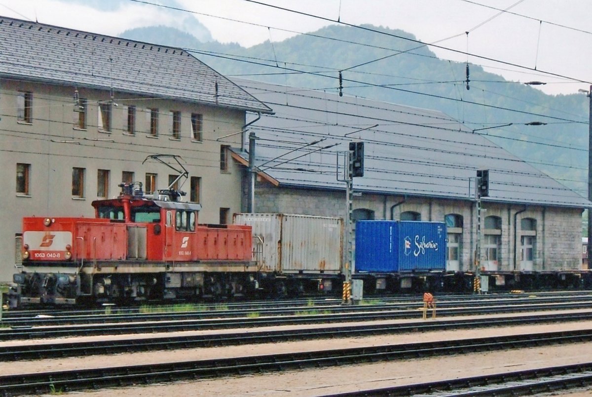 An ganz verregneten 18 Mai 2010 steht 1063 040 in Bludenz.