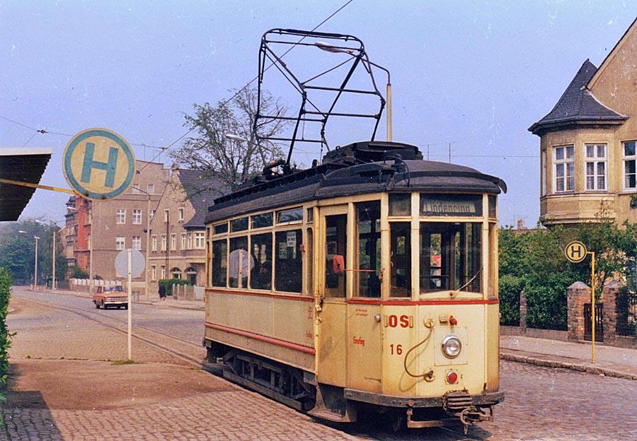 An der Haltestelle an der Poststraße wartet Tw 16 1977 auf Fahrgäste. Etwa 100 m nach rechts befindet sich die Wagenhalle des kleinen Betriebes. (Foto: Bernd Dütsch)
