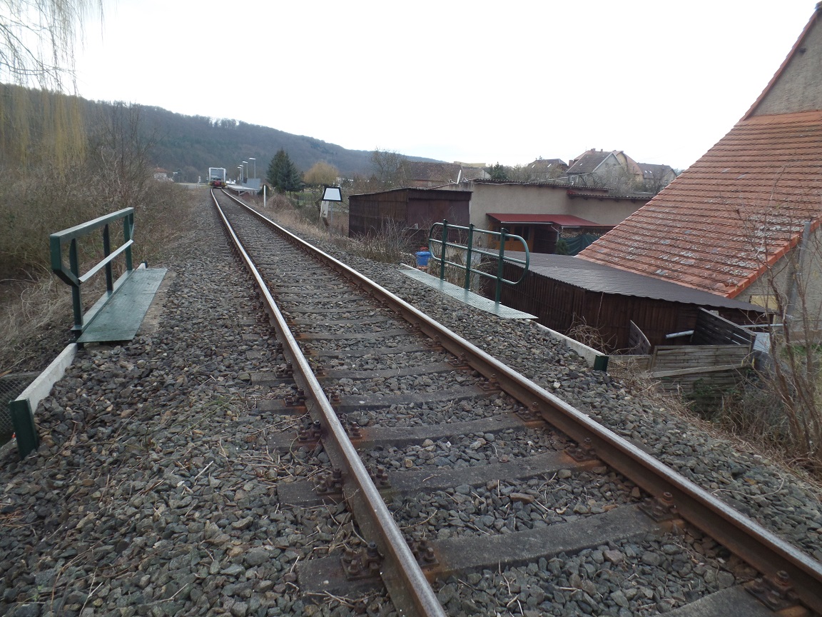 An den letzen beiden Februarwochenenden wurden die Schotterf�nge an dieser Br�cke in Wangen durch Mitglieder der IG Unstrutbahn e.V. erneuert. Die Schotterf�nge waren stark reparaturbed�rftig. Die in den 1990-er Jahren eingebauten Holzbalken waren verwittert. So h�tte der am Gleis liegende Schotter ungehindert den steilen Bahndamm herunterrollen k�nnen und f�r eine Instabilit�t des Gleises sorgen k�nnen; 14.03.2015 (Foto: Thomas M�ller)