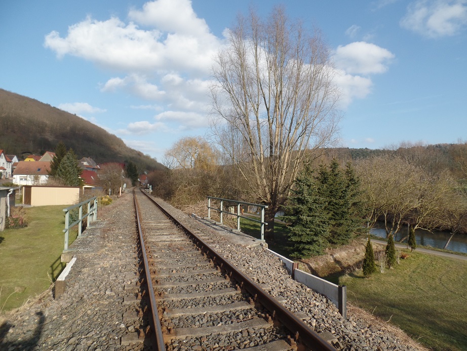 An den letzen beiden Februarwochenenden wurden die Schotterf�nge an dieser Br�cke in Wangen durch Mitglieder der IG Unstrutbahn e.V. erneuert. Die Schotterf�nge waren stark reparaturbed�rftig. Die in den 1990-er Jahren eingebauten Holzbalken waren verwittert. So h�tte der am Gleis liegende Schotter ungehindert den steilen Bahndamm herunterrollen k�nnen und f�r eine Instabilit�t des Gleises sorgen k�nnen; 21.03.2015 (Foto: Thomas M�ller)