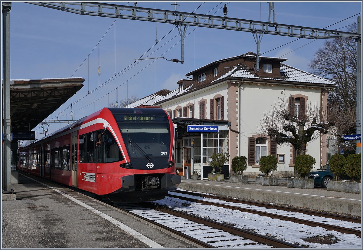 An den von Moutier in Sonceboz-Sombeval eingetroffene SBB RABe 526 263 hat der den RABe 526 280 von La Chaux de Fonds angekuppelt, gemeinsam werden die zwei Züge nach Biel/Bienne weiterfahren.

5. April 2019