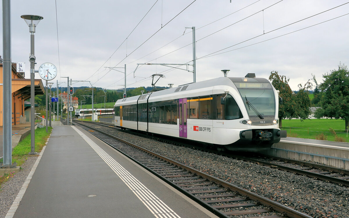 An der Nebenlinie (Weinfelden-) Sulgen - Gossau (-St.Gallen) (St.Galler S-Bahn S5): Während der Thurbo GTW 2/6 726 auf Abfahrt Richtung Sulgen wartet, fahren die zwei GTW 2/6 708 und 730 Richtung Gossau davon. Hauptwil, 5.Oktober 2021 