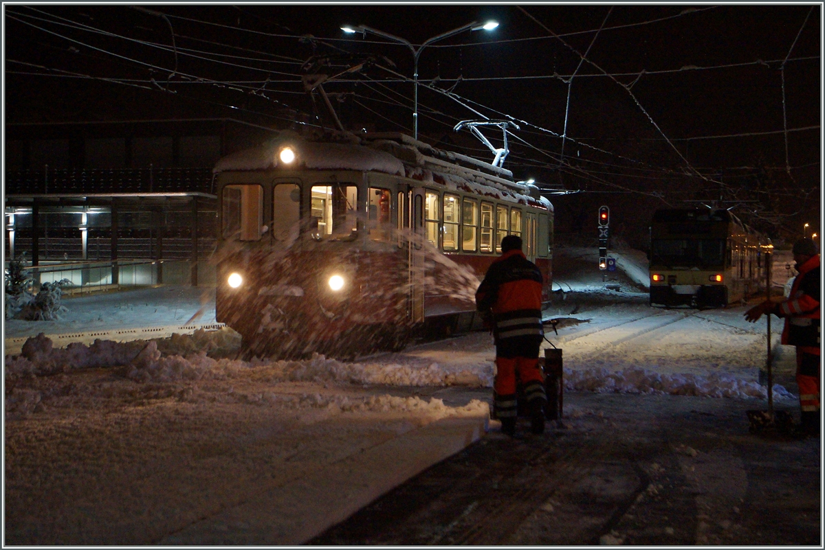 An dieser Stelle ein GROSSES DANKESCHÖN an all jene die Tag und Nacht, bei Wind und Wetter die Bahn am Laufen halten.
CEV BDeh 2/4 als Regionalzug 1300 (erster Zug) kurz vor der Abfahrt nach Vevey in Blonay.
27. Jan. 2015