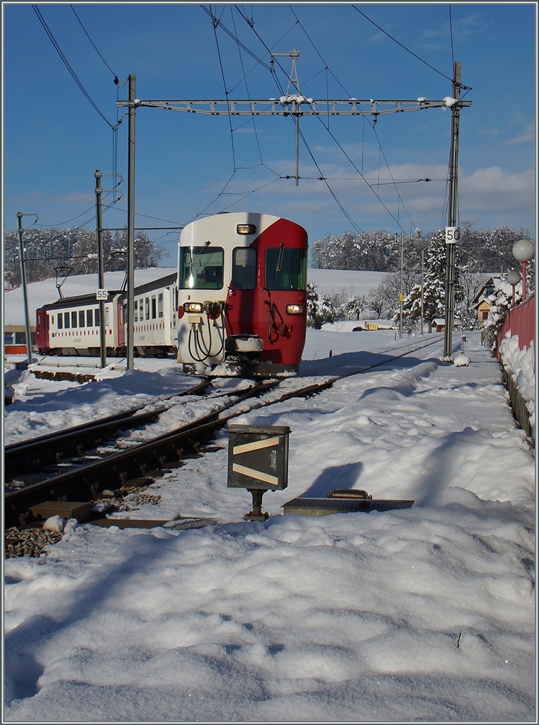 An der Weiche 1 Chtel vereinigen bzw. trennen sich die Strecken von und nach Palzieux und Bulle. Nach aktuellen Planungen soll der Bahnhof Chtel St-Denis zum Durchgangsbahnhof umgebaut werden.
Der hier einfahrende TPF Regionalzug kommt aus Palzieux.
21. Jan. 2015