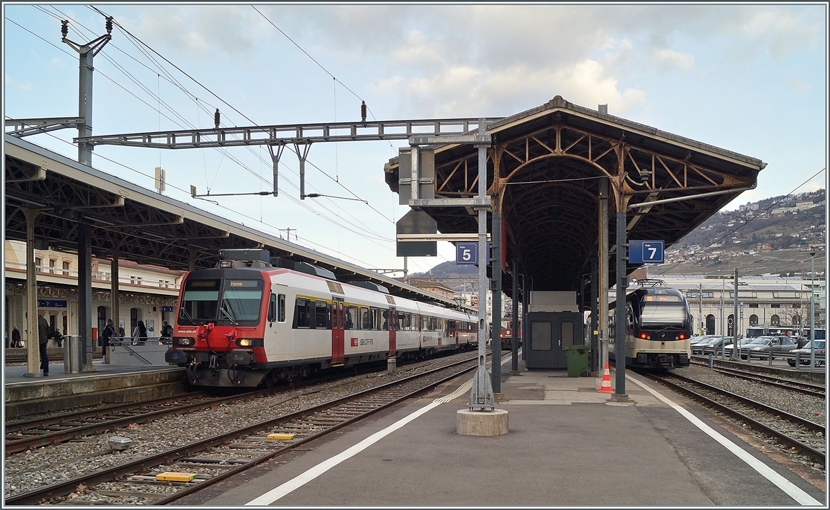 An den zum Teil neu renovierten Bahnsteigüberdachungen zeigen sich der SBB Regionalzug nach Puidoux und der CEV MVR Regionalzug nach Blonay. 

19.Februar 2019