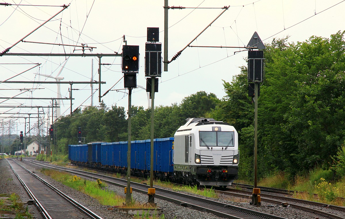 Ankunft aus Flensburg...SIEAG/EGP 2248 997-9 mit Düngermitteltransport in Jübek im Ausweichgleis. 14.07.2022