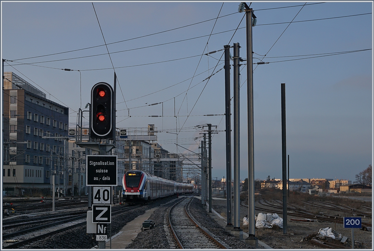 Annemasse mit einem ausfahrenden RABe 522 Léman Express in Richtung Genève beim Erreichten des Strom- und Systemwechsel in Richtung Schweiz; eine technisch äusserst anspruchsvolle Stelle der CEVA. 

21. Jan. 2020