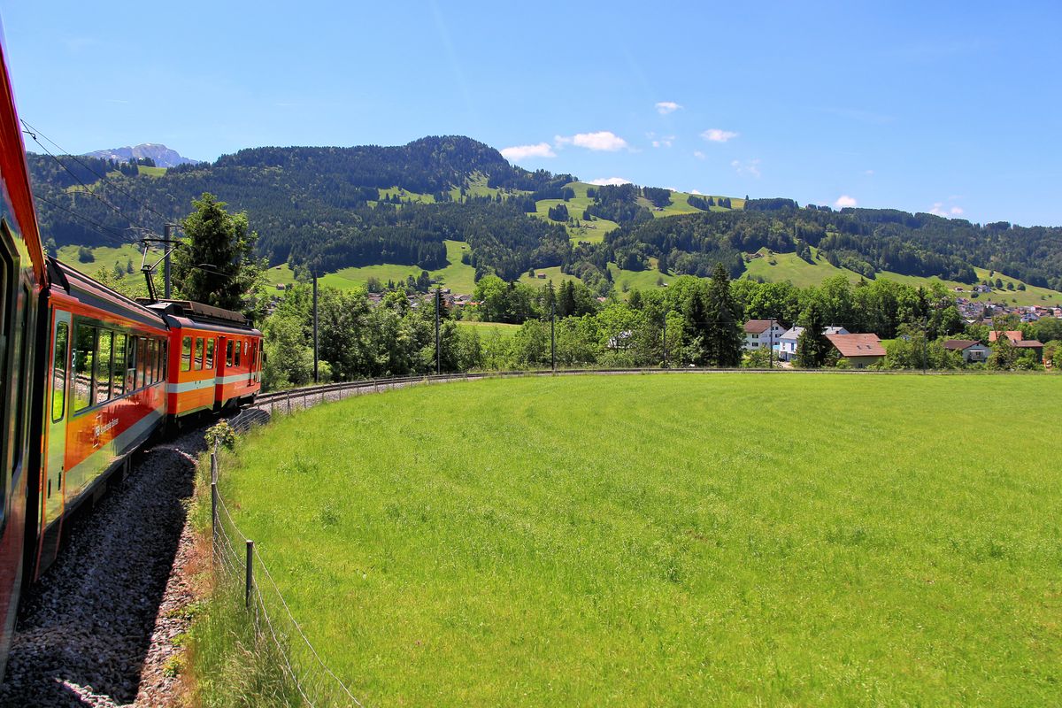 Appenzellerbahnen - Abstieg nach Appenzell. Triebwagen 11. 10.Juni 2016. 