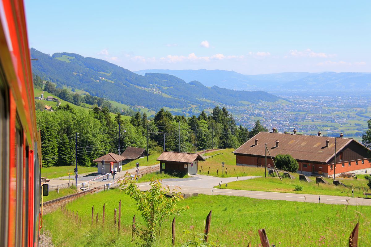 Appenzellerbahnen, Gais - Altstätten Stadt: Triebwagen 17 bei der Kreuzstrasse, 10. Juni 2016. 