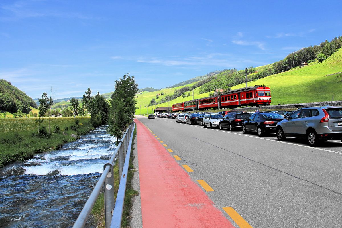 Appenzellerbahnen - Wasserauen, Zug mit Triebwagen 42. Alles voller Autos... und gerade als der Zug kam, kam auch eine Wolke vor die Sonne. 10.Juni 2016. 