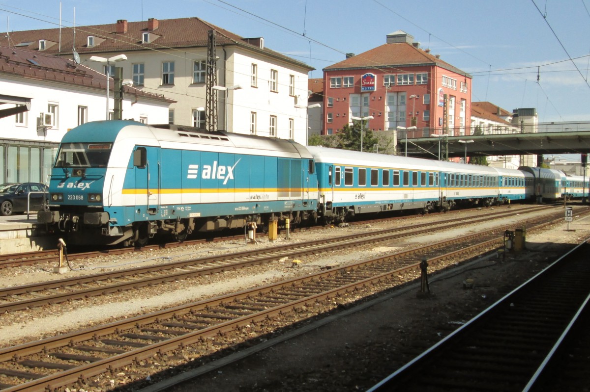 Arriva 223 068 treft am 17 September 2015 in Regensburg Hbf ein.