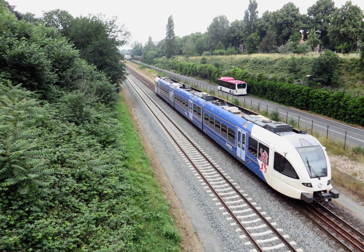 Arriva 385 durchfahrt Nijmegen-Heyendaal am 2 Juli 2021.