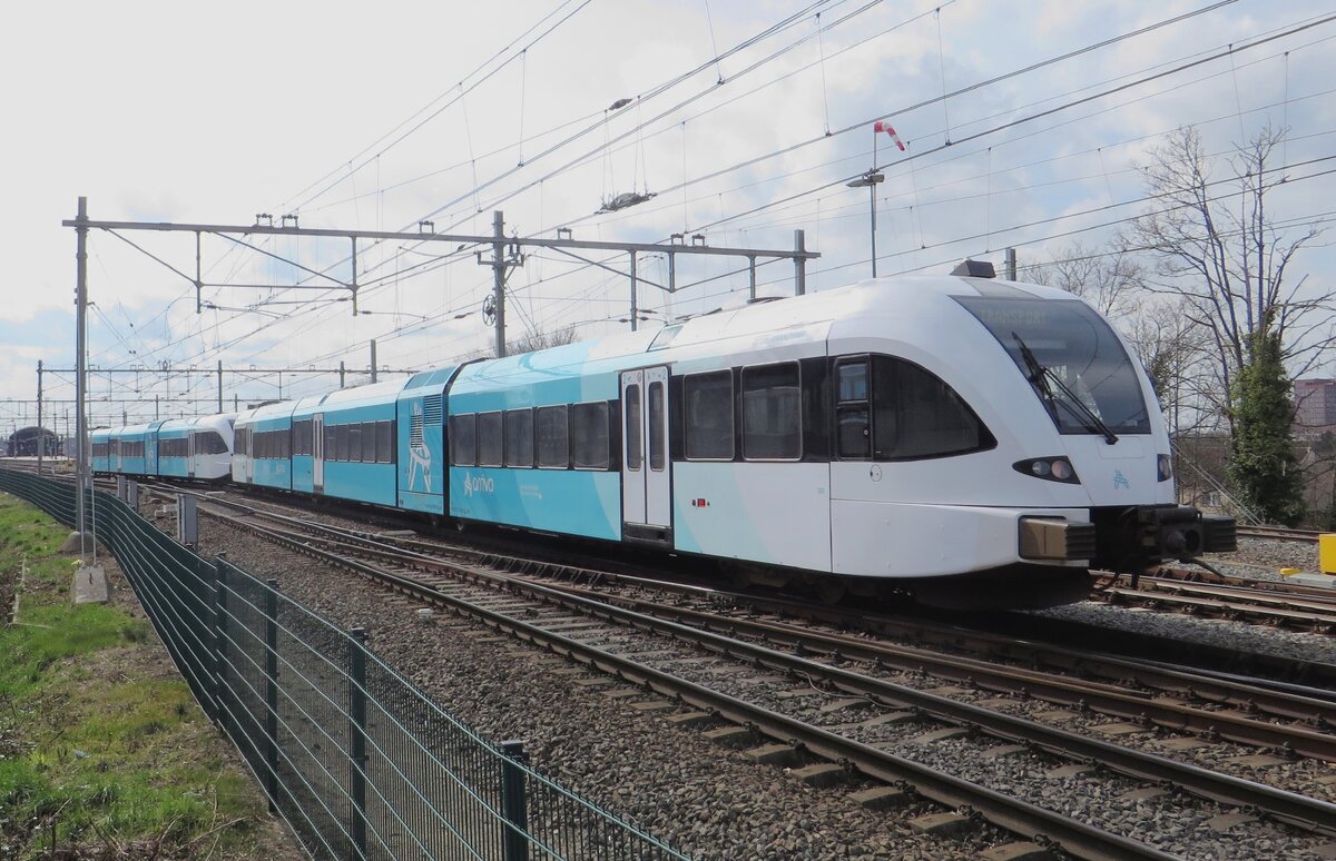 Arriva Noord 322 treft am 14 März 2022 in Nijmegen ein. Ähnlich wie in Deutschland wicht der Standarddesign für die Provinziale farben; Arriva Noord hat dieses neues design, wo z.B. Arriva Limburg die GTWs in dunkelblau mit weisse Kabinen und der roter Limburg-Löwe fahren lasst.