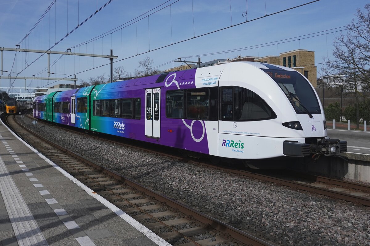 Arriva/Rrreis 369 steht am 19 März 2026 in Arnhem Centraal.
