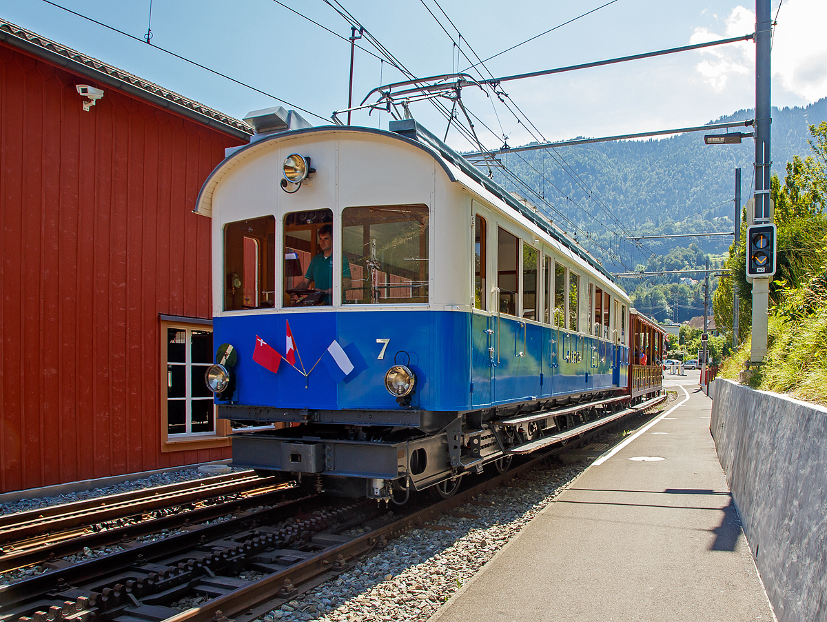 
Arth-Rigi-Bahn (ARB) - Der historische Triebwagen BDhe 2/4 Nr. 7 (ex BCFhe 2/4 Nr. 7) mit dem Vorstellwagen Nr. 32 (ex Wagen Nr. 5) kommt am 01.08.2019 vom Rigi in Arth-Goldau an.

Der Triebwagen wurde 1925 von SIG, SLM und MFO gemeinsam gebaut. Im Jahr 1939 wurde der Triebwagen 7 in den heutigen BDhe 2/4 umgebaut, dabei wurde die Leistung von 288 PS auf 610 PS erhöht womit die Geschwindigkeit von 12 km/h auf 15 km/h gesteigert werden konnte.

Der Triebwagen der Rigi-Bahnen (RB) wurde 1925 von der damaligen Arth-Rigi-Bahn (ARB) sich selbst zum 50-jährigen Jubiläum geschenkt. Er ist dem 1911 beschafften BCeh 2/3 6 ähnlich, hat jedoch vier Achsen erhalten, und eine erhöhte Leistung damit er bis zu zwei Vorstellwagen bergwärts schieben konnte. Wie es bei der ARB bereits Tradition war erhielt auch dieser Triebwagen ein Gepäckabteil.

Dank der Anschaffung dieses Triebwagens konnte auf den Einsatz der Dampflokomotiven verzichtet werden. Für den Winter 1928 erhielt der Triebwagen eine elektrische Heizung.

Die Arth-Rigi-Bahn (ARB) ist eine Normalspurige Zahnradbahn mit dem Zahnstangensystem Riggenbach die maximale Neigung beträgt 201 ‰.

Technische Daten BDhe 2/4 Nr. 7:
Inbetriebnahme:  1925
Hersteller: SIG/SLM/MFO
Spurweite: 1.435mm
Fahrleitungsspannung: 1500V DC
Achsfolge: 2z'2'z
Raddurchmesser: 955 mm
Stundendrehzahl: 1.180 min-1
Stundenleistung: 448kW (610 PS)
Übersetzung: 1:14,75
Stundenzugkraft: 108kN
Höchstgeschwindigkeit: 15km/h (Berg- und Talfahrt)
Länge über Puffer: 12.200 mm
Gesamtachsstand: 7.600 mm
Achsabstand im Drehgestell: 2.050 mm
Dienstgewicht: 25,5 t
Ladegewicht: 1,0 t
Sitzplätze: 66
Stehplätze: 10
Zulässiges Vorstellgewicht : max. 14t
